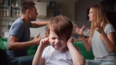 Comportamento genitoriale da evitare : gli esperti sconsigliano questa abitudine comune davanti ai bambini